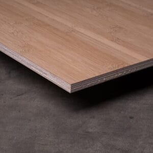 Panneau de bambou clair sur fond gris.