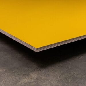Plaque de contreplaqué jaune vif sur surface grise