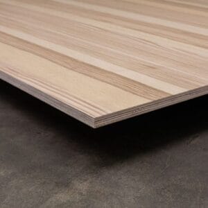 Planche de contreplaqué finition bois sur surface grise.