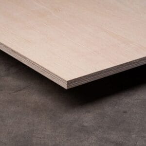 Planche de contreplaqué sur une surface grise.