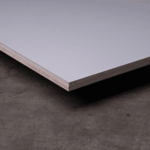 Plaque de contreplaqué lisse avec bordure visible, posée sur sol en béton.