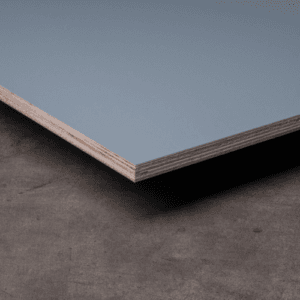 Feuille de contreplaqué lisse, grise, sur sol gris.
