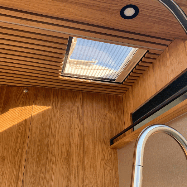 Plafond en Bois avec Puits de Lumière et Robinet Plafond en bois avec puits de lumière et robinet en métal.